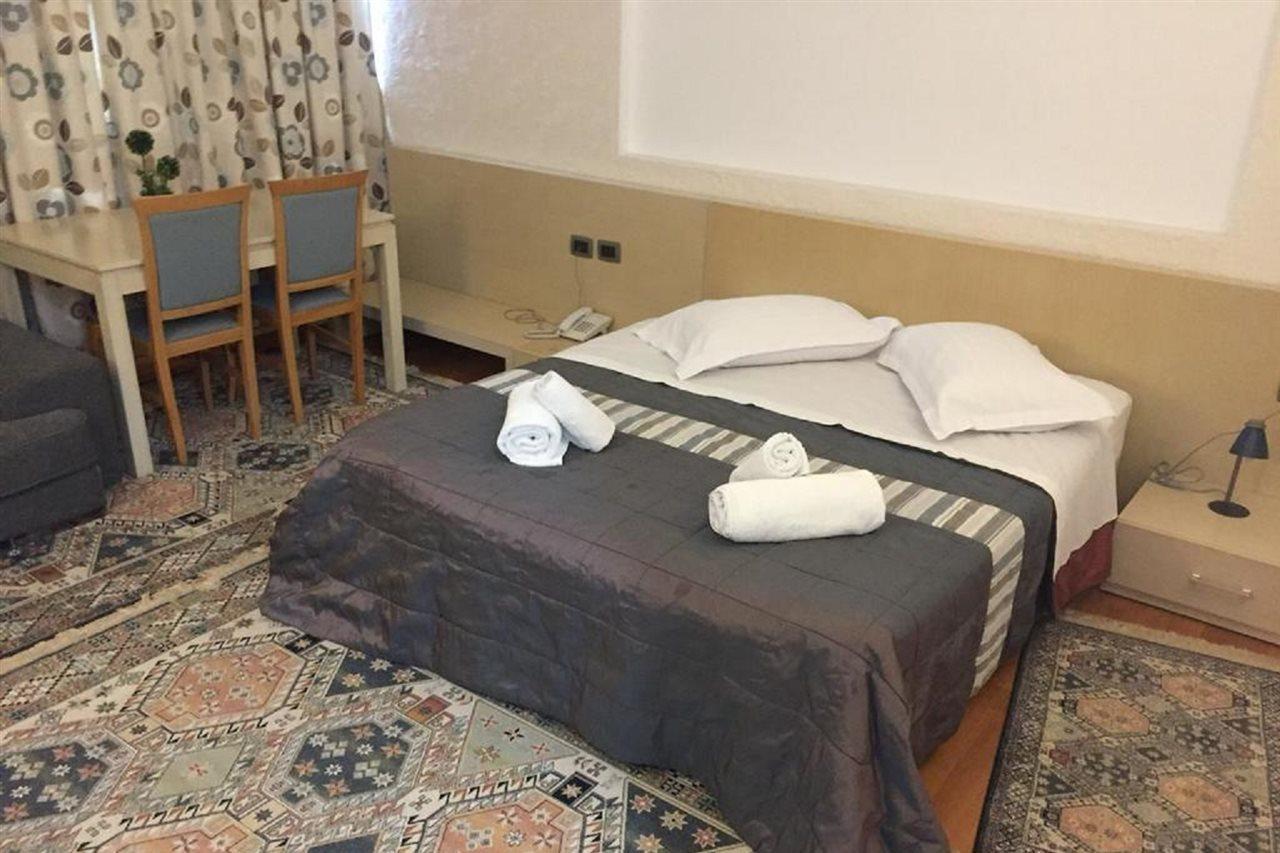 Hotel Bermon 티라나 외부 사진