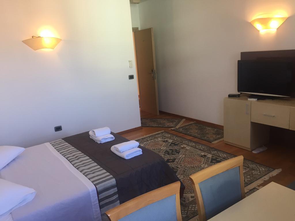 Hotel Bermon 티라나 외부 사진